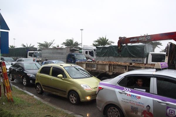 Hà Nội ùn tắc trong giá rét kỷ lục 9 độ kèm mưa, người dân chôn chân tại chỗ